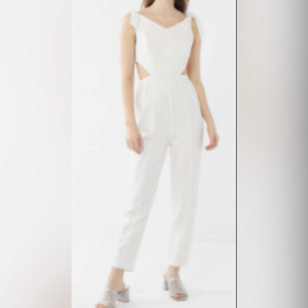 Urban Outfitters Beverly Linen‎ Cutout Jumpsuit Size Medium